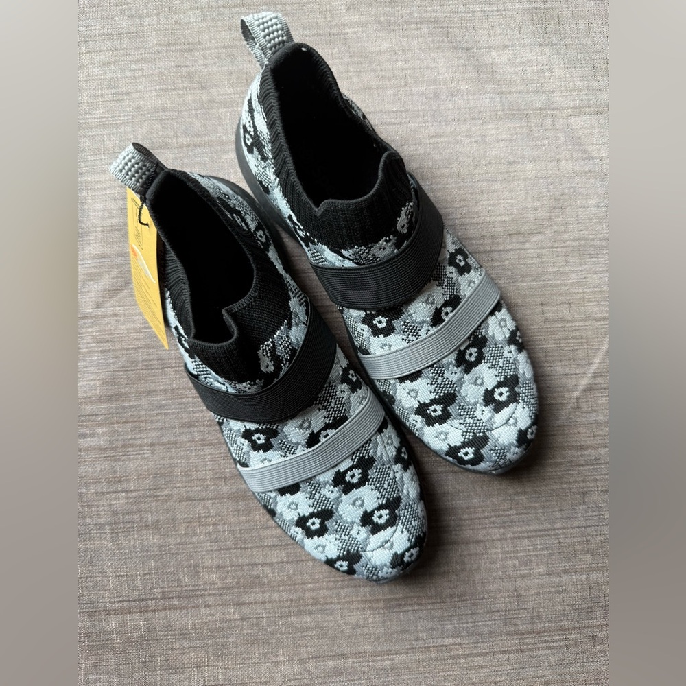 Spenco Women's Karma Black/Grey Stretch Floral Sneaker size 7.5B NWT